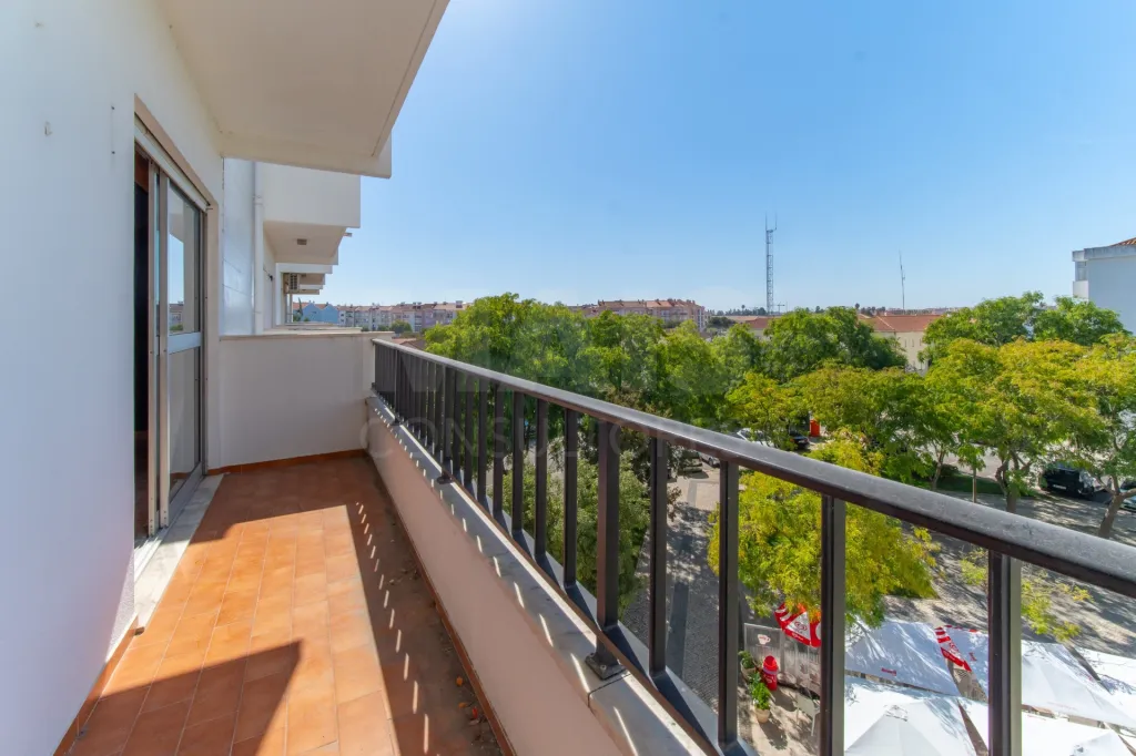 Apartamento T3 com varandas, arrecadação e vista desafogada em Samora Correia