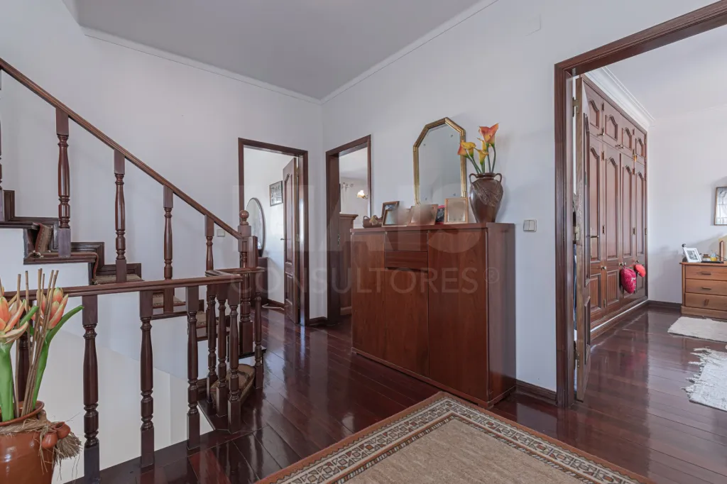 🏡✨ Moradia T4 em Alenquer com Piscina e Espaço de Convívio ao Ar Livre!