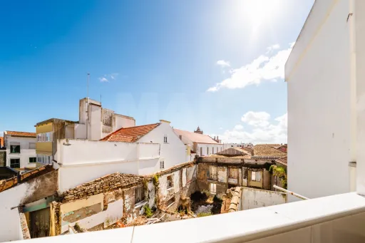 Apartamento T3+1 no Centro de Peniche com Terraço Privativo e Elevada Rentabilidade
