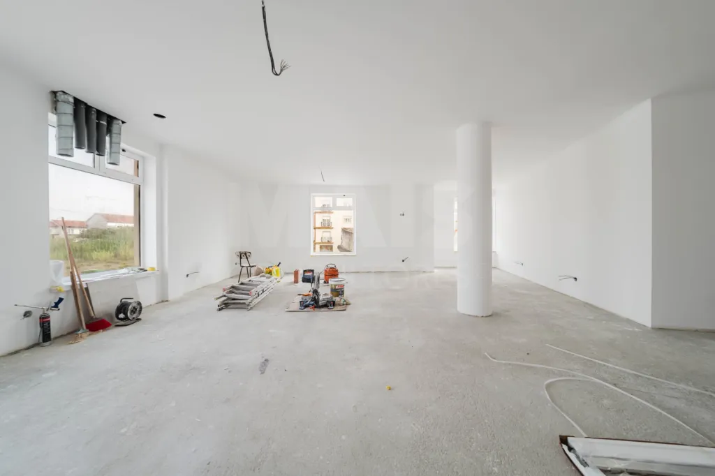 Loja de 214 m² com Potencial para Apartamento T4 ou Dois Apartamentos – Excelente Oportunidade de Investimento