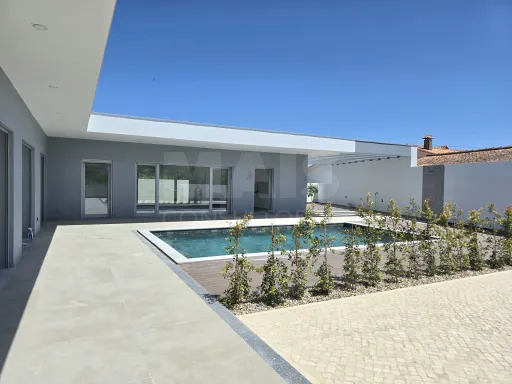 Moradia T4 térrea de luxo com piscina no Nadadouro