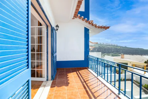 1-bedr. apartment 80 meters from São Lourenço beach, with sea view from the living room balcony and garage