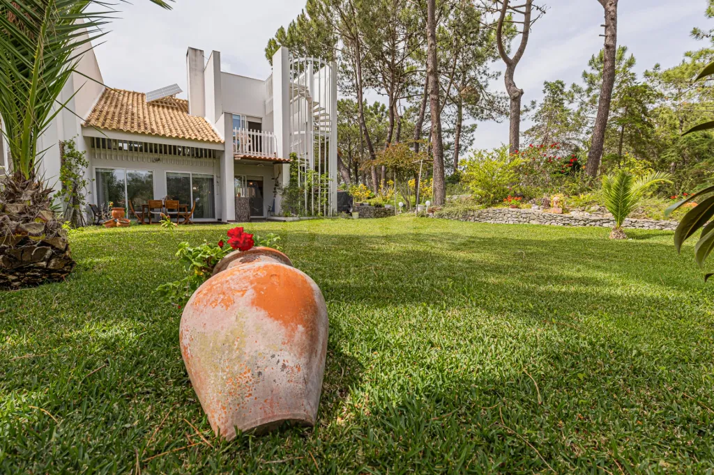 Moradia Contemporânea com terreno 700m2 em Soltroia – Próxima da Praia