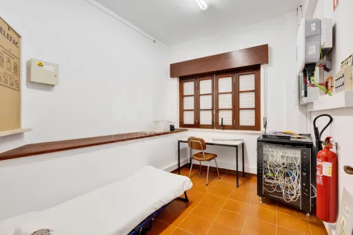 Edifício de 2 pisos em lote de 3750m2 em Peniche
