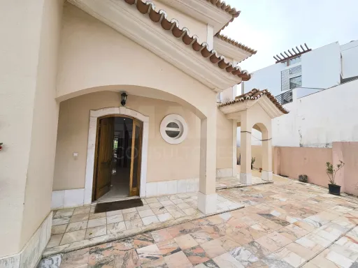 Moradia Geminada V4 com Logradouro e Estacionamento em Leceia - Oeiras