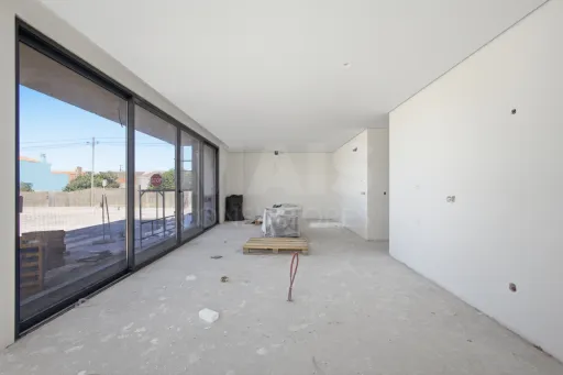 New 2-Bedroom Apartment with Private Backyard, a 10-Minute Walk from Baleal