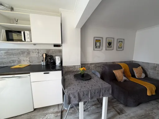 Moradia com 3 apartamentos e vista mar