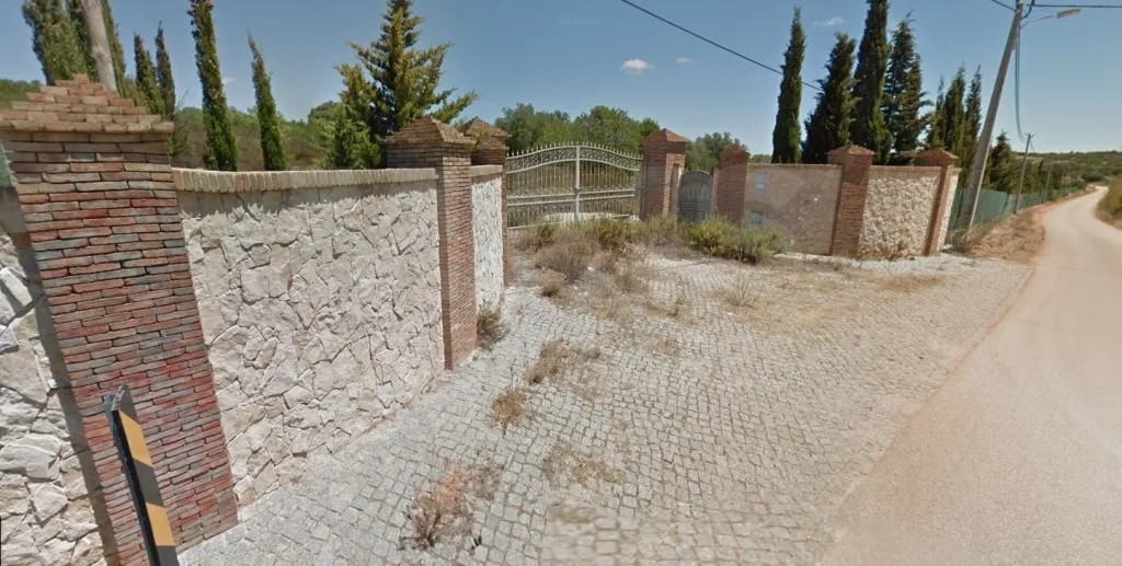 Terreno grande com ruínas em Bensafrim - Lagos