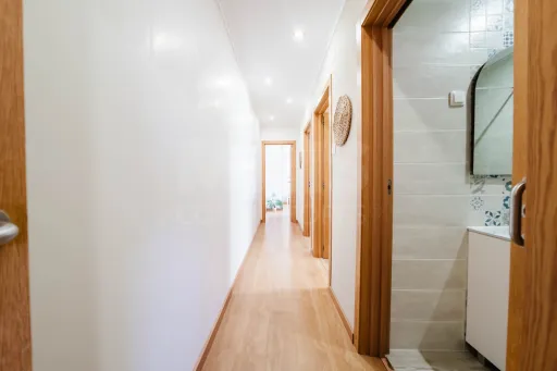 Apartamento T3+1 no Centro de Peniche com Terraço Privativo e Elevada Rentabilidade