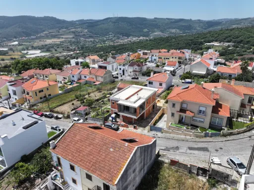 Moradia T4 c/ Suite, Jardim, Piscina & Parqueamento!
