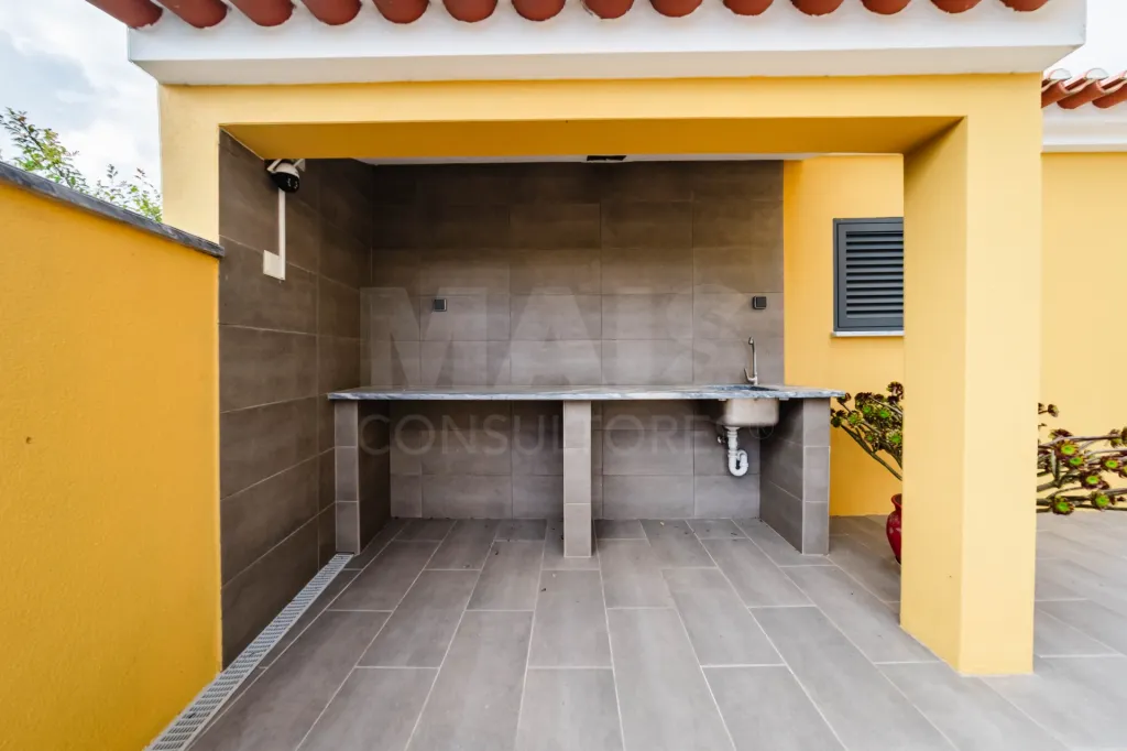 Moradia exclusiva com piscina aquecida, suite, garagem e jardim deslumbrante