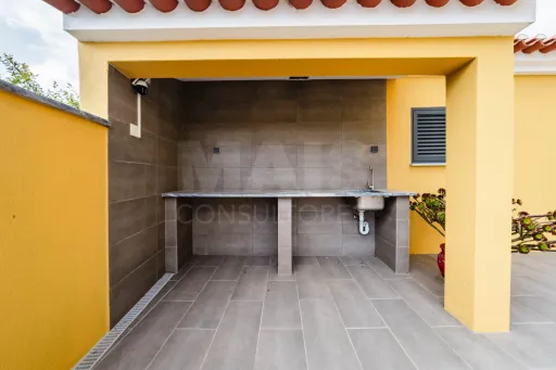 Moradia exclusiva com piscina aquecida, suite, garagem e jardim deslumbrante