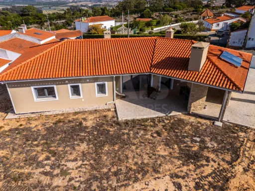 Moradia Térrea Semi-Nova com Espaço Exterior - Olho Marinho