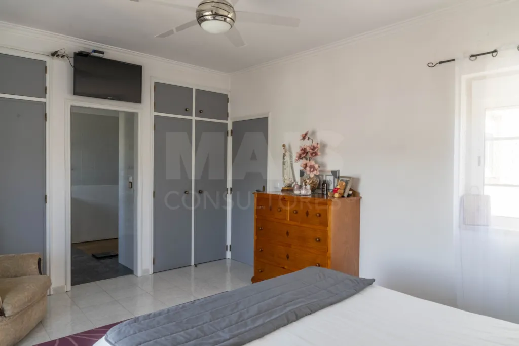 Moradia T5, com garagem e espaço exterior, Caneças