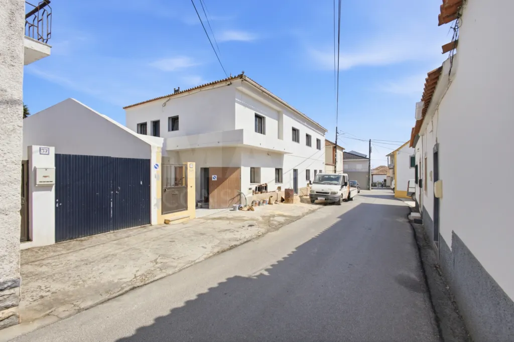 Apartamento T2 novo com quintal e estacionamento