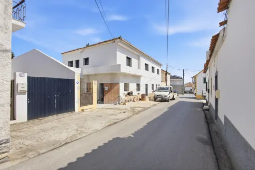 Apartamento T2 novo com quintal e estacionamento