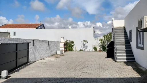 MORADIA T3 Remodelada, Mobilada c/ Suite Master, Terraço, Garagem, Vista Serra, Perto das Praias!