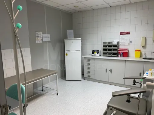 Espaço atualmente em uso com serviços clínicos e estéticos