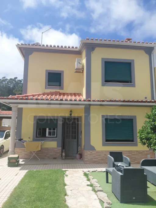 Moradia T4 com Jardim, Garagem e Churrasqueira no Centro de Olho Marinho – Óbidos