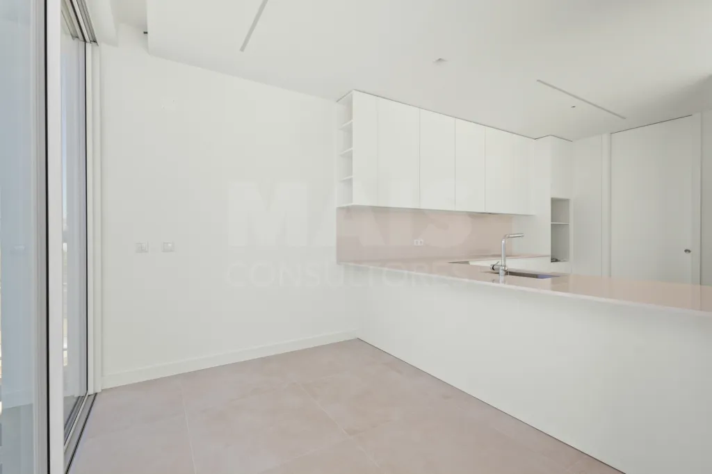 4-bedr. house on 2-hectare plot in Carvalhal