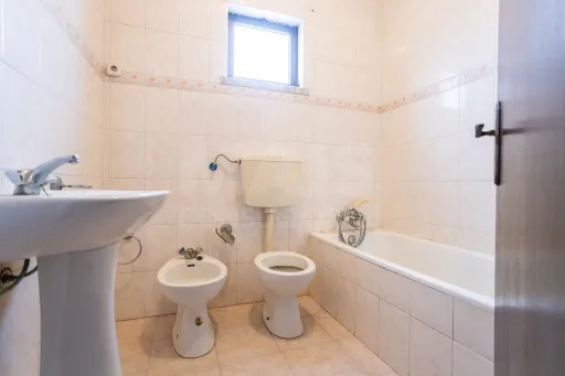 Moradia Térrea T2 para remodelar em Coruche-Vale Mansos