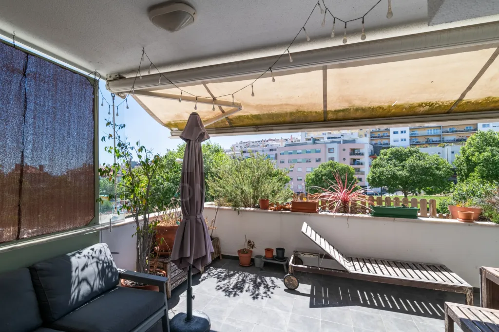 T1 com terraço e garagem em Linda a Velha