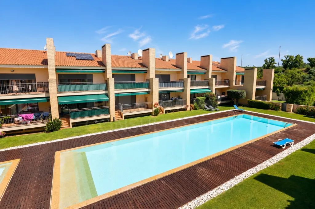 Magnifica moradia T3+2 localizada num condomínio privado, em Boliqueime.