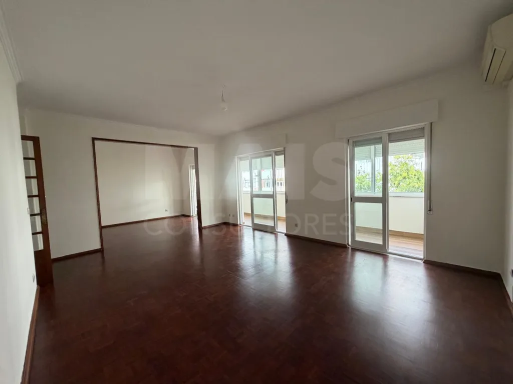 Apartamento T4 em Carnide