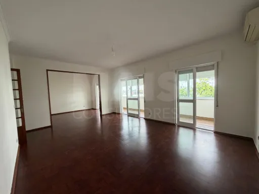 Apartamento T4 em Carnide