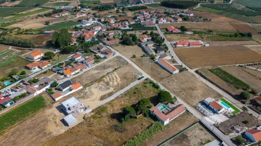 Moradia T4 nova com piscina em terreno de 2200m2