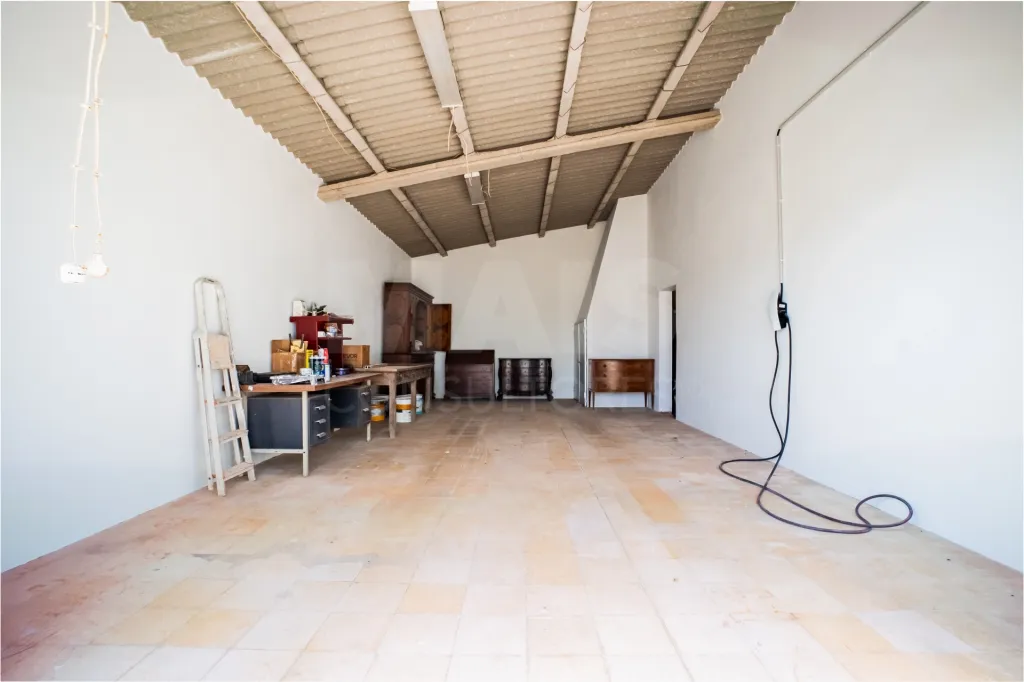 Quinta com mais de 23.000 m², piscina de água salgada e potencial de construção