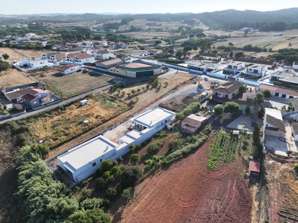 Moradia Contemporânea T4 com Suite Master, Piscina de Água Salgada, Garagem e Acabamentos Premium !