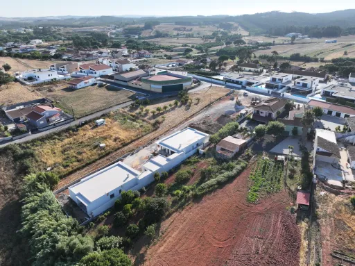 Moradia Contemporânea T4 com Suite Master, Piscina de Água Salgada, Garagem e Acabamentos Premium !