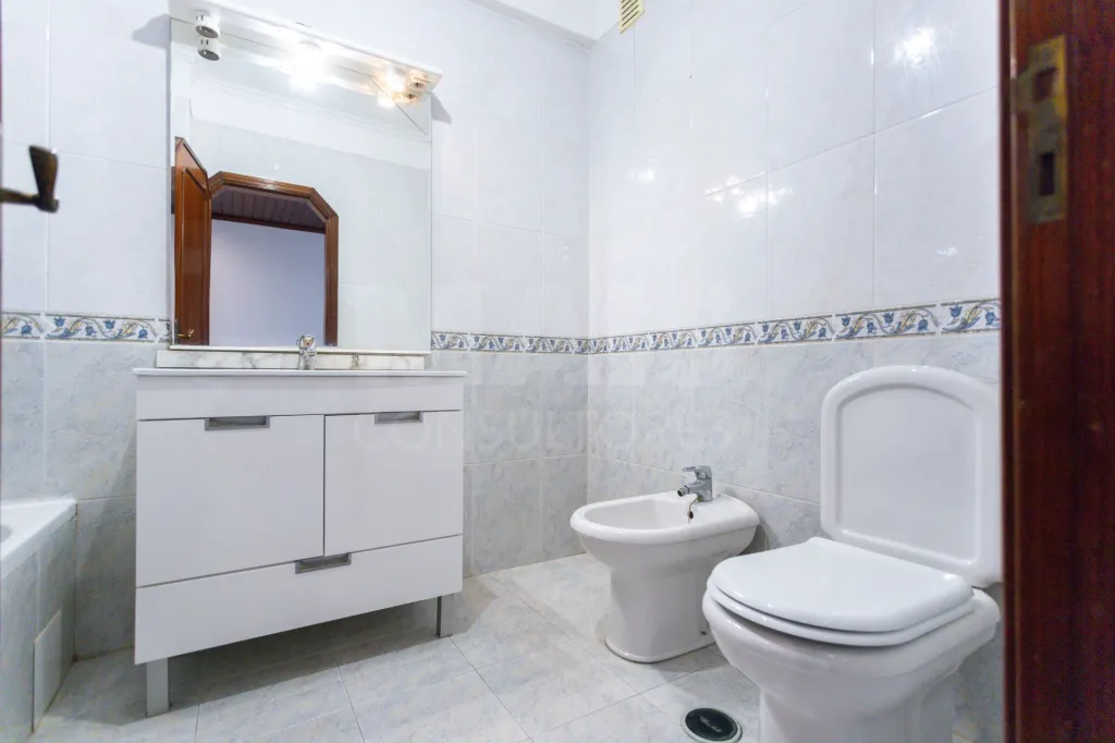 Apartamento T3 com parqueamento, arrecadação e varandas na Urbanização dos Pilares em Samora Correia.