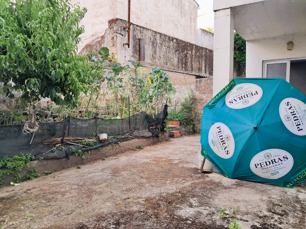Armazém com Logradouro e Duas Entradas Principais - Centro de Castelo Branco