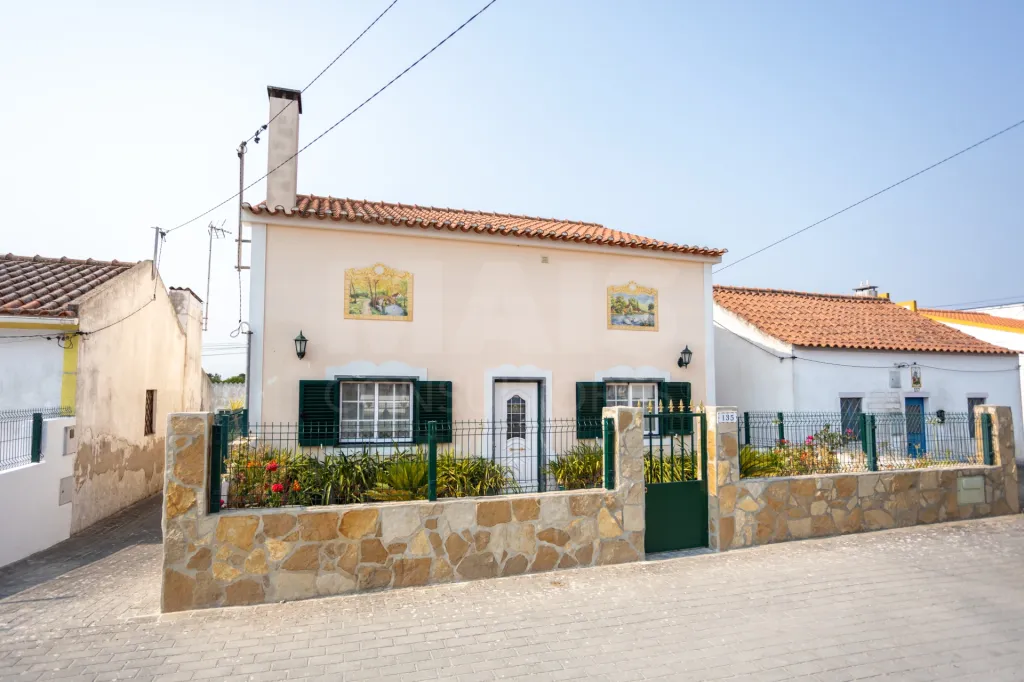Moradia T3 isolada com Garagem na Branca