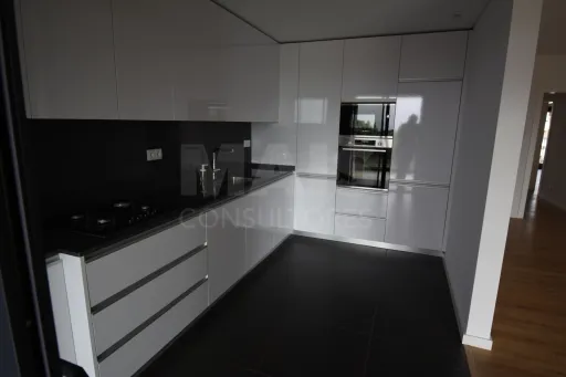 T2 Moderno na Serra de Carnaxide com 2 Estacionamentos Privados