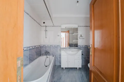 Apartamento T3 com garagem e varanda.