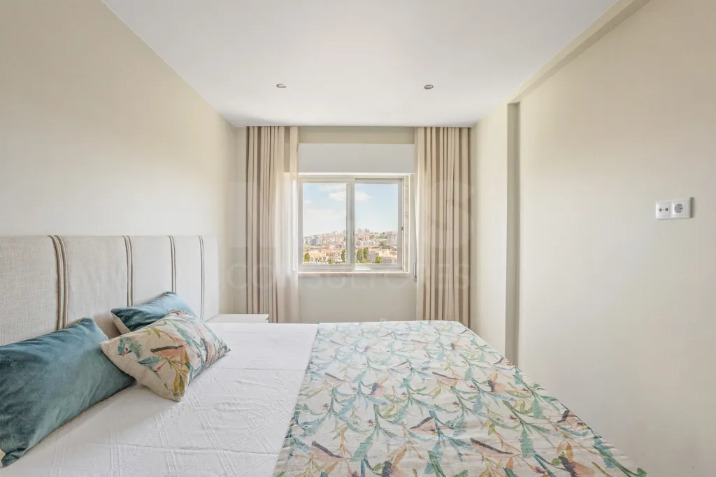 Último Piso | T2 Totalmente Remodelado | 2 Varandas | Vista Desafogada