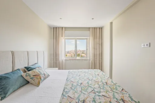 Último Piso | T2 Totalmente Remodelado | 2 Varandas | Vista Desafogada