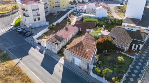 Terreno com 4 construções e 1 armazém no centro de Peniche