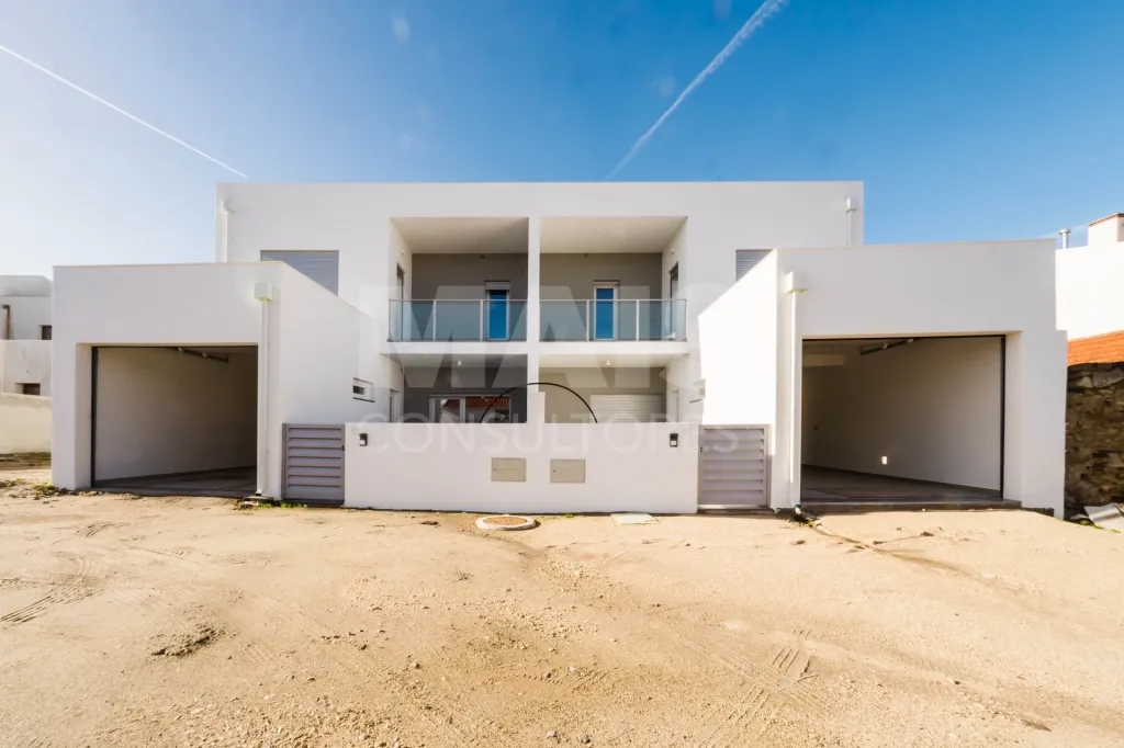Moradia T3+1 Garagem, Logradouro e Vista Mar