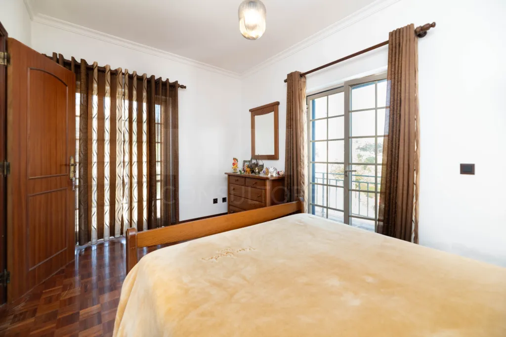 Apartamento T1 no 1° andar a 80 metros da Praia de São Lourenço, com vista mar da varanda da Sala e com garagem  ERICEIRA – RESERVA MUNDIAL DE SURF