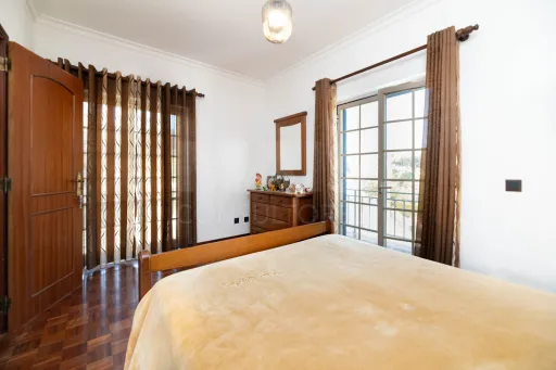 Apartamento T1 no 1° andar a 80 metros da Praia de São Lourenço, com vista mar da varanda da Sala e com garagem  ERICEIRA – RESERVA MUNDIAL DE SURF