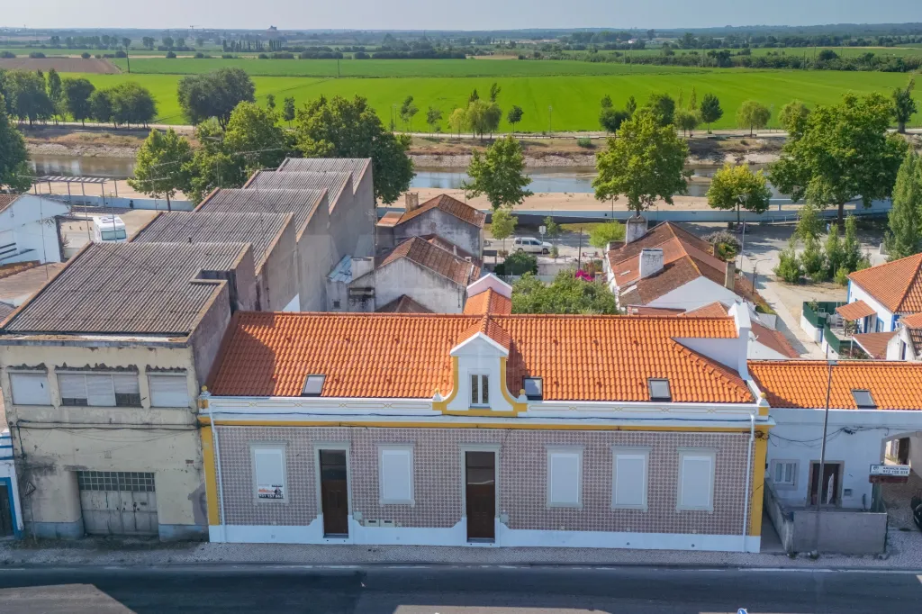Moradia T4 Totalmente Remodelada com Logradouro em Coruche