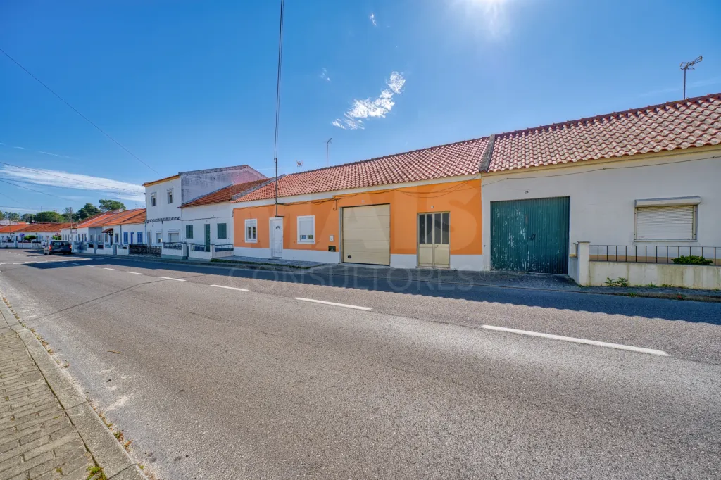 Viva com Espaço e Conforto: Moradia T4 com Anexo e Garagem em Coruche – Pronta a Habitar