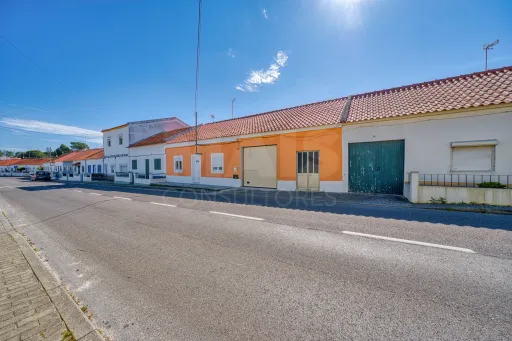 Viva com Espaço e Conforto: Moradia T4 com Anexo e Garagem em Coruche – Pronta a Habitar