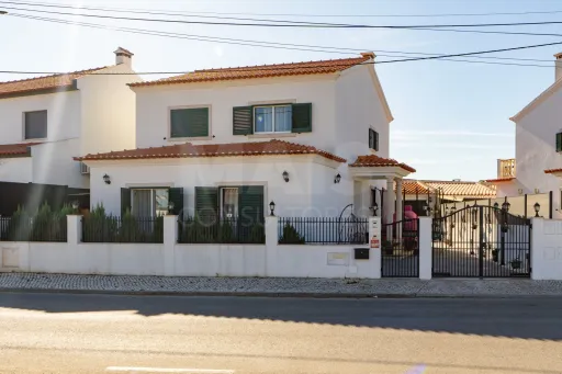 Moradia T5 Isolada em Samora Correia
