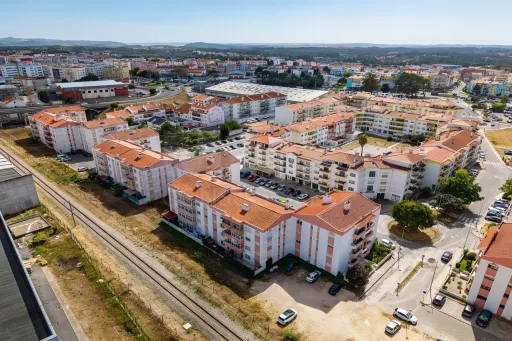 Apartamento T3 Renovado com Garagem Box – Cidade Nova, Caldas da Rainha