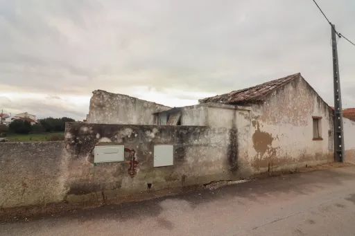 Moradia T2 para recuperar com Terreno em Pocariça, Alenquer